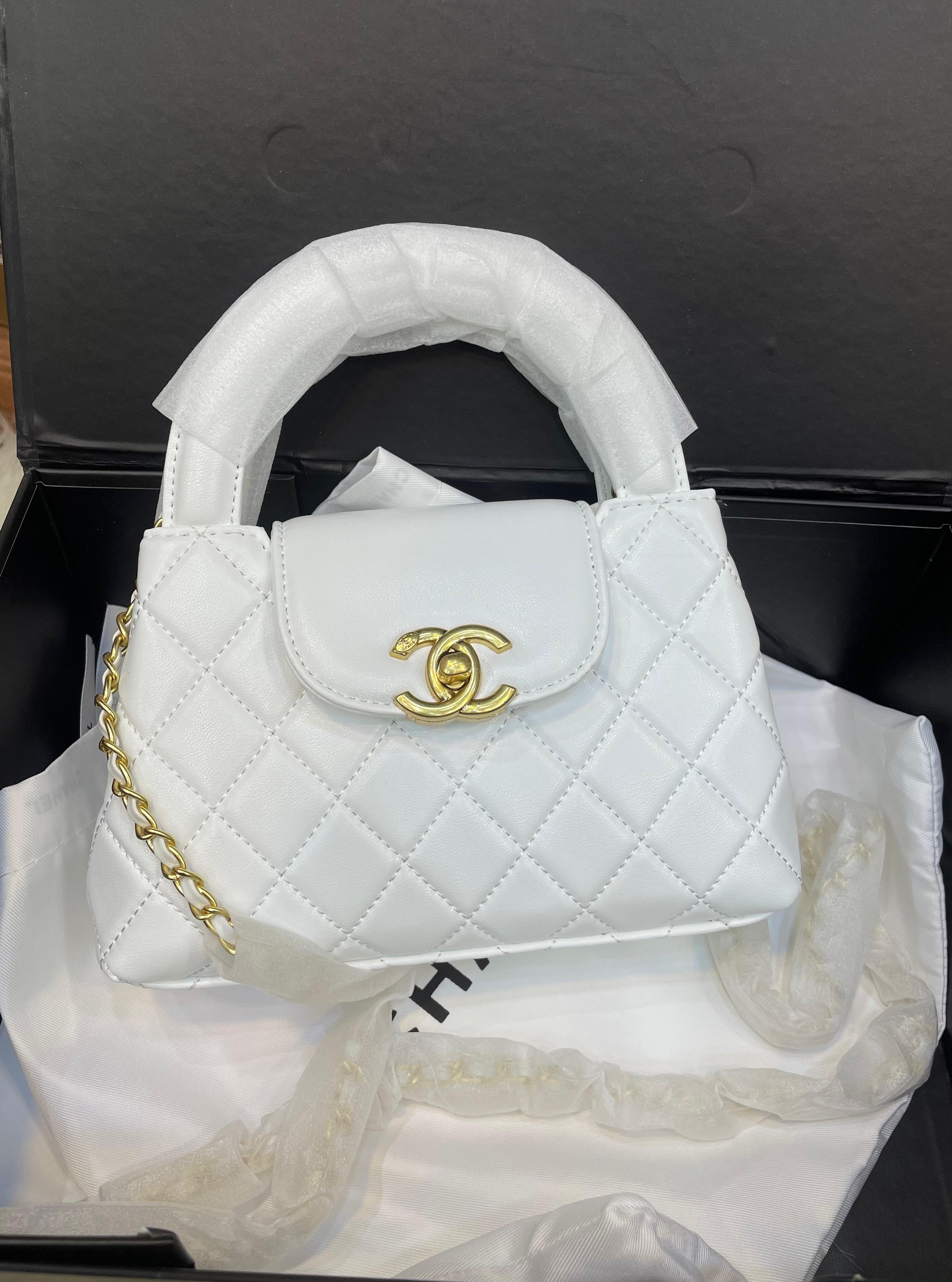 CHANEL
SHINY AGE CALFSKIN QUILTED  KELLY SHOPER