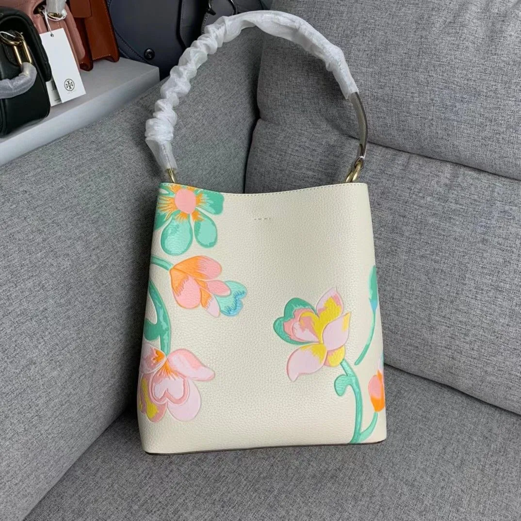 COACH LARGE TOWN BUKET BAG