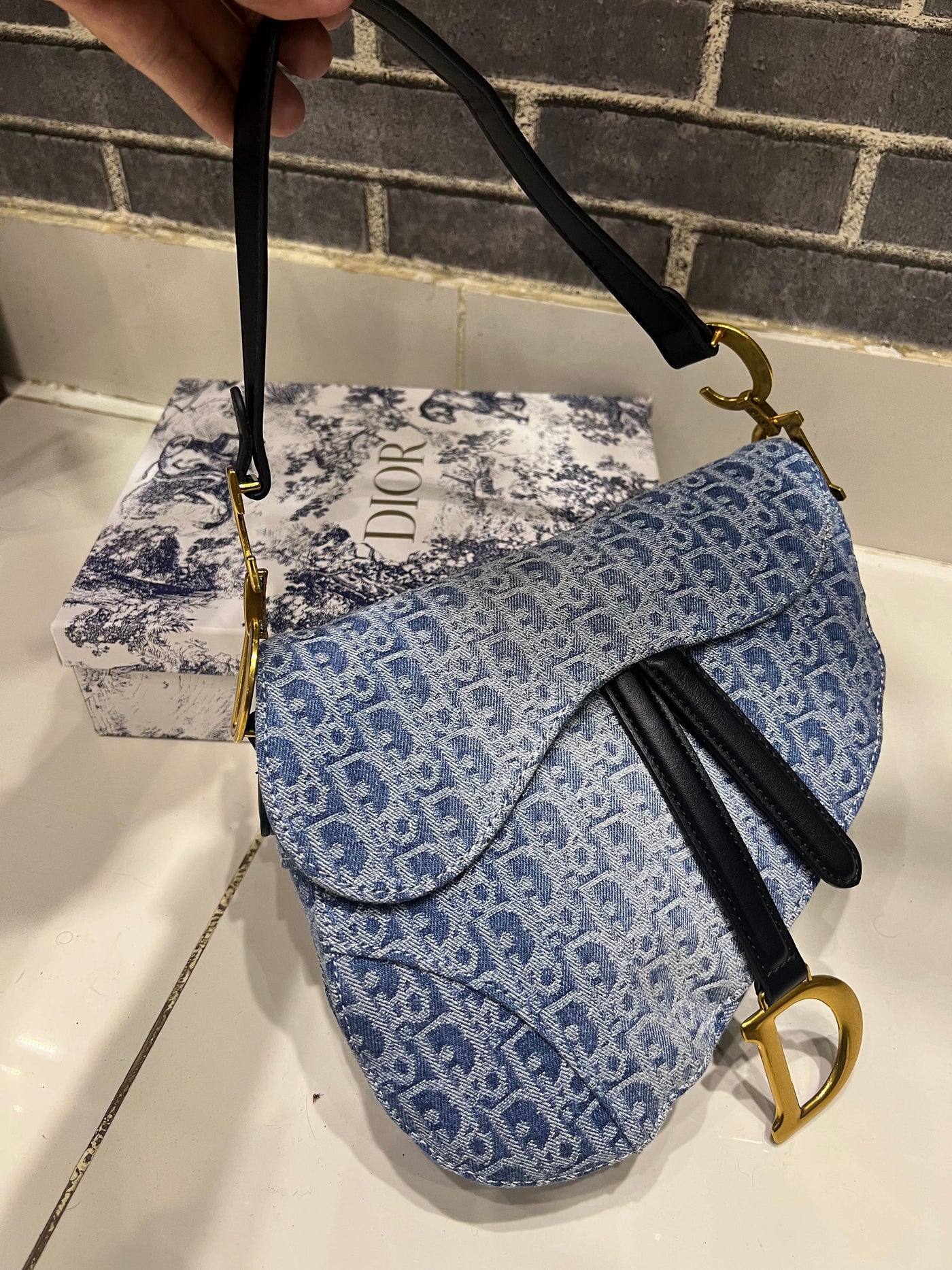 DIOR SADDLE BAG WITH STRAP
BLUE DENIM DIOR OBLIQUE
