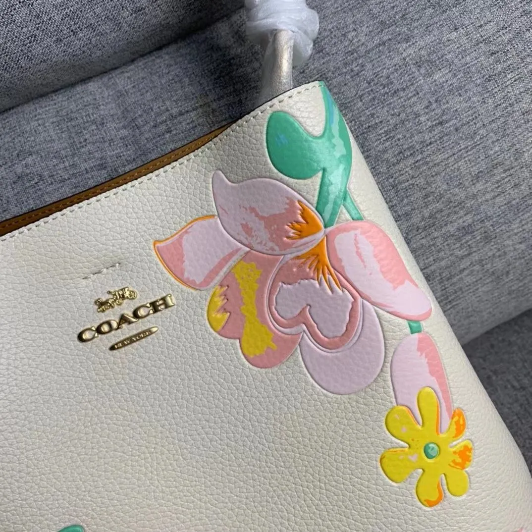 COACH LARGE TOWN BUKET BAG