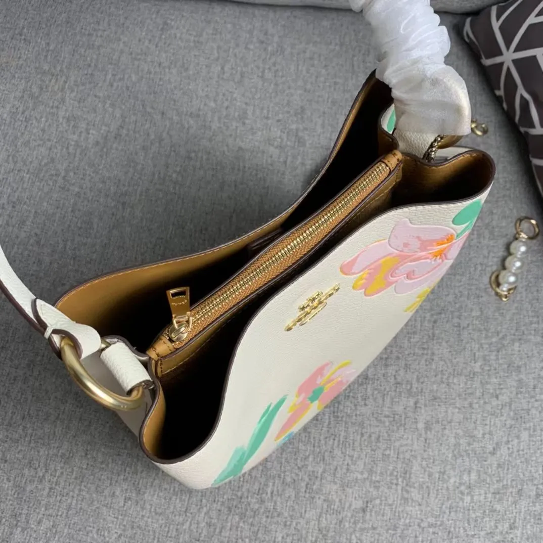 COACH LARGE TOWN BUKET BAG