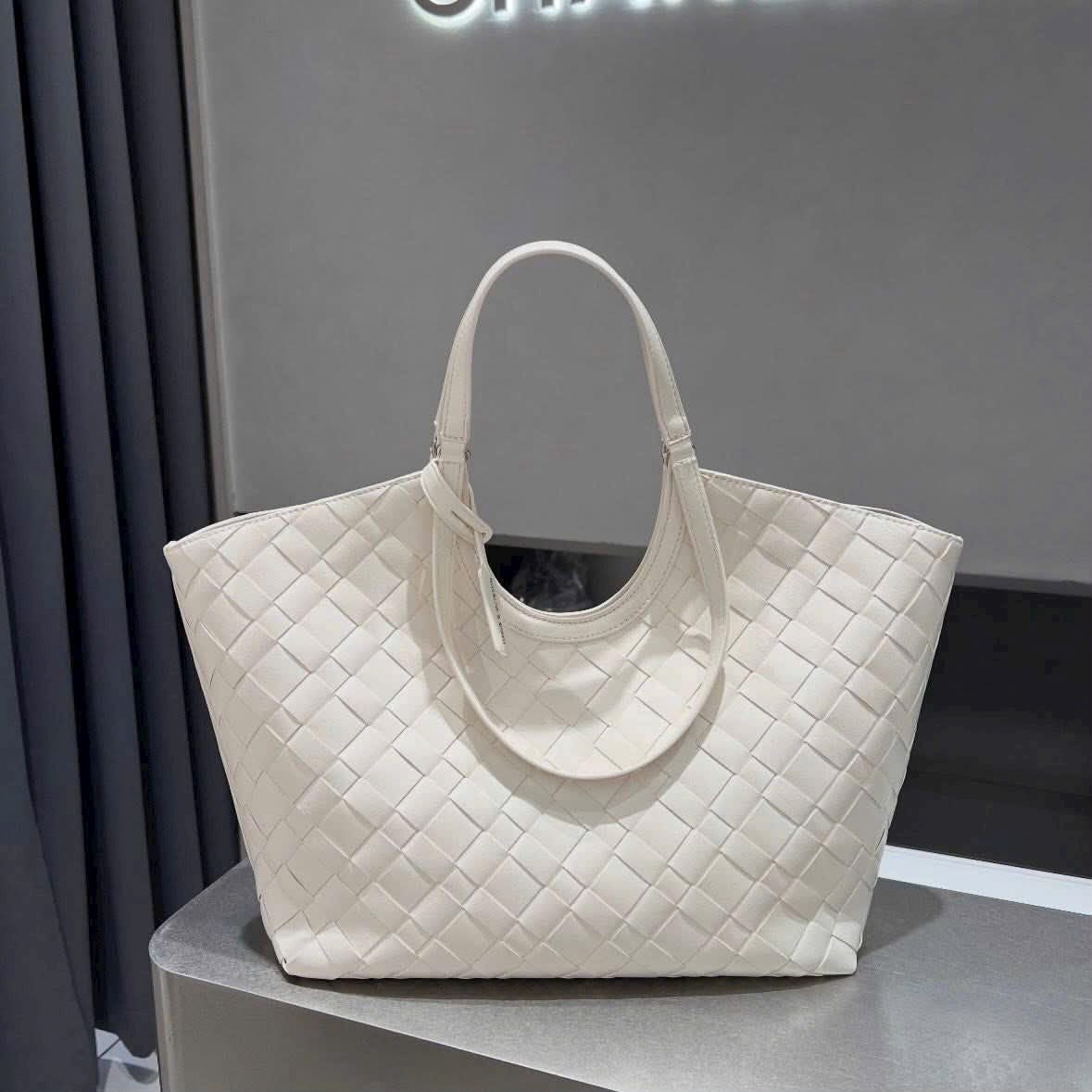 CHARLES & KEITH
LVETTE WOVEN TOTE BAG