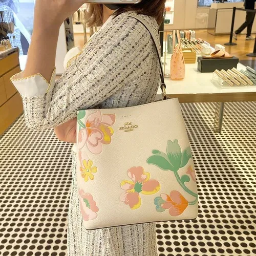 COACH LARGE TOWN BUKET BAG