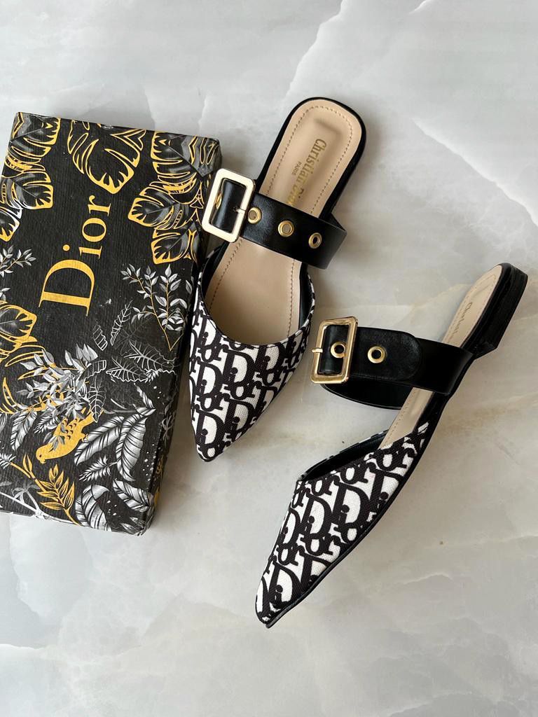 FLAT DIOR PUMPS