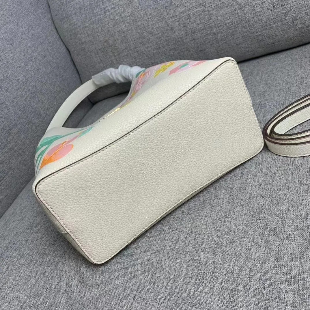 COACH LARGE TOWN BUKET BAG