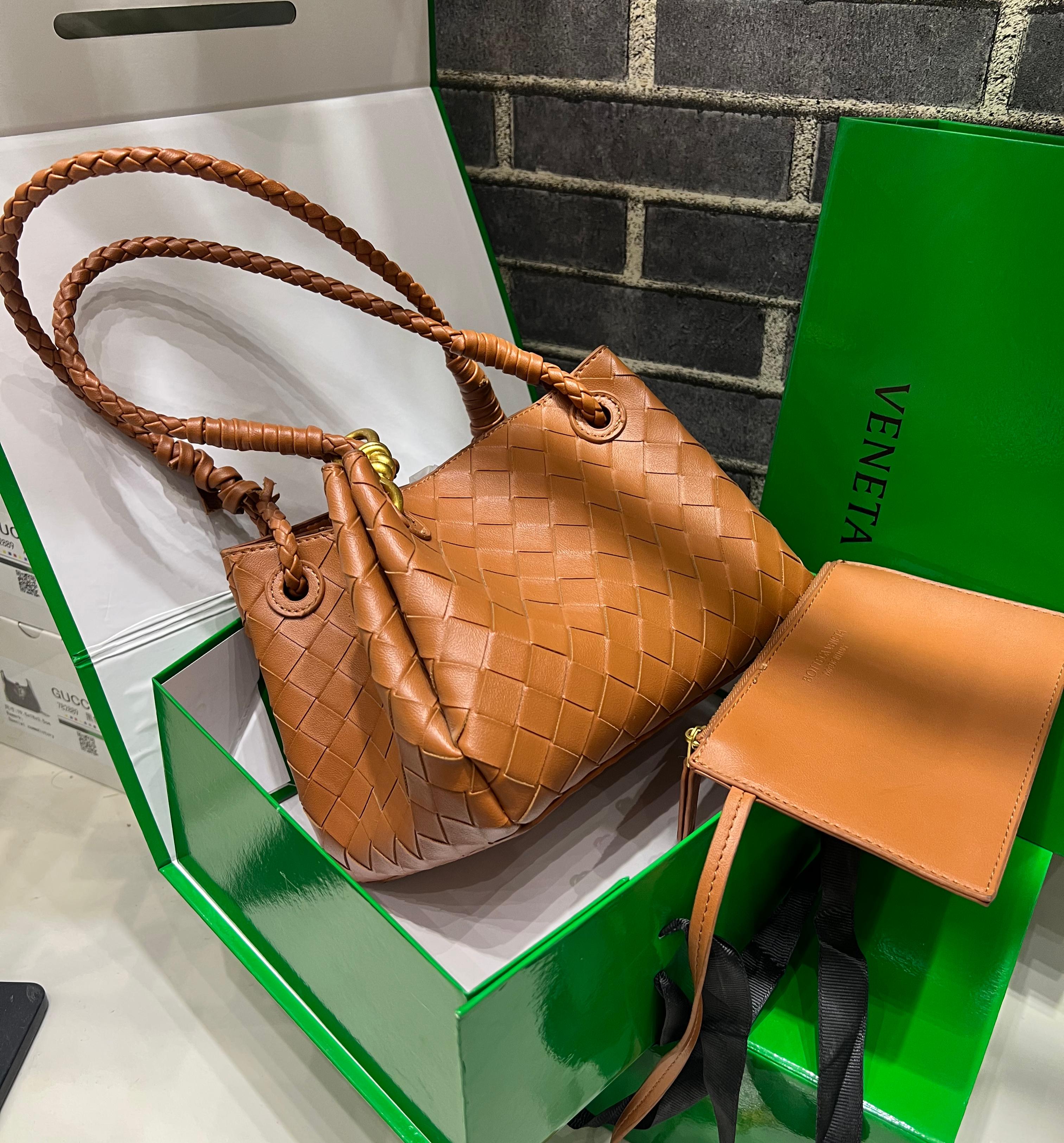 BOTTEGA VENETTA SHOULDER BAG