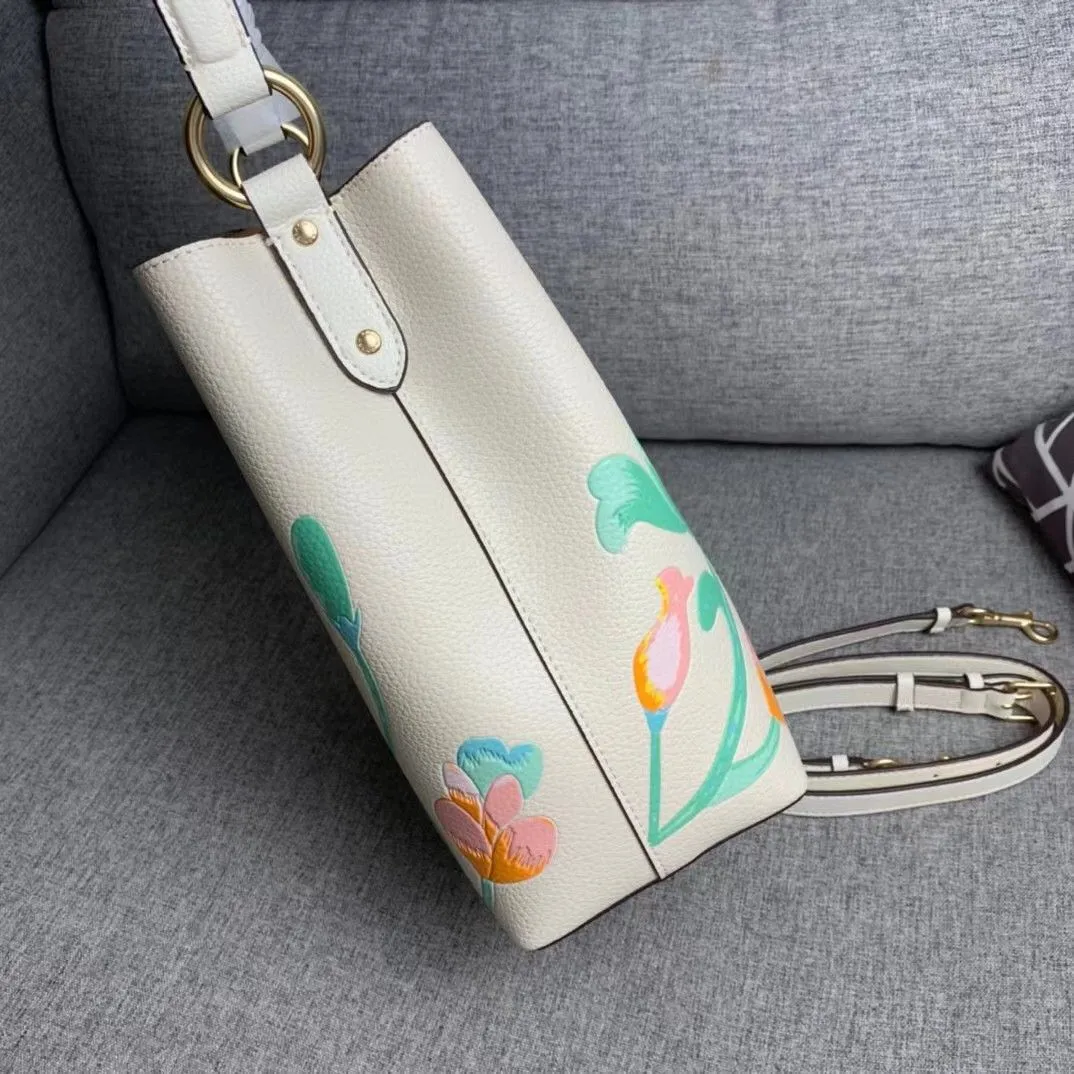 COACH LARGE TOWN BUKET BAG