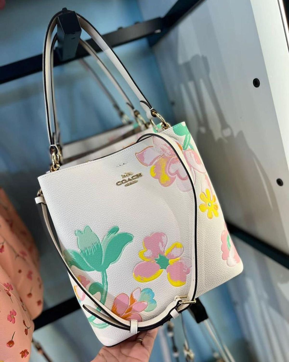 COACH LARGE TOWN BUKET BAG