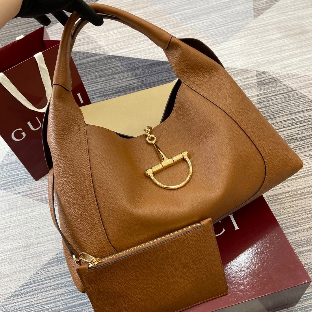 GUCCI
SOFTBIT MAXI SHULDER BAG