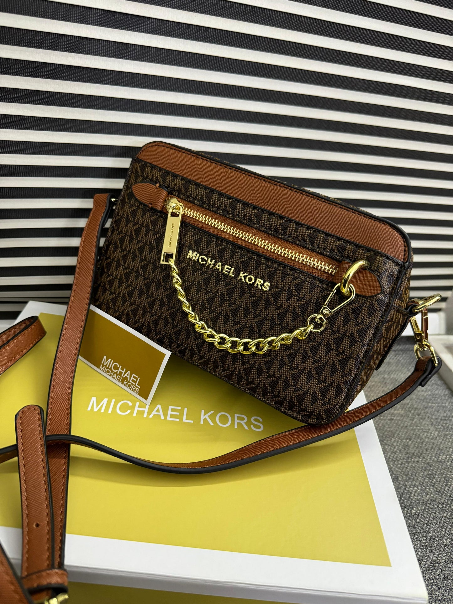 MICHAEL KORS
JET SET LARGE LOGO CROSSBODY BAG