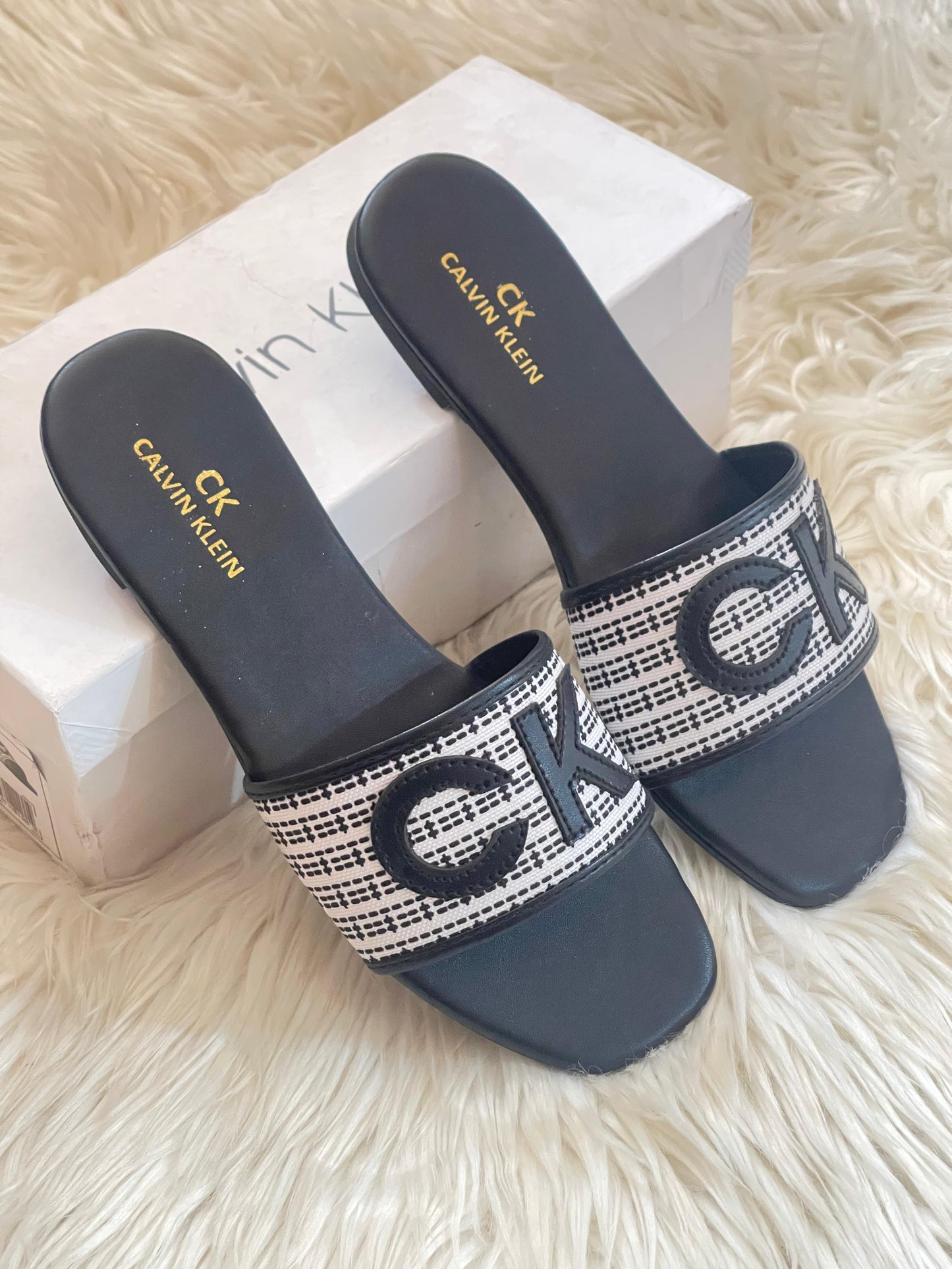 CALVIN KLEIN SLIPPERS