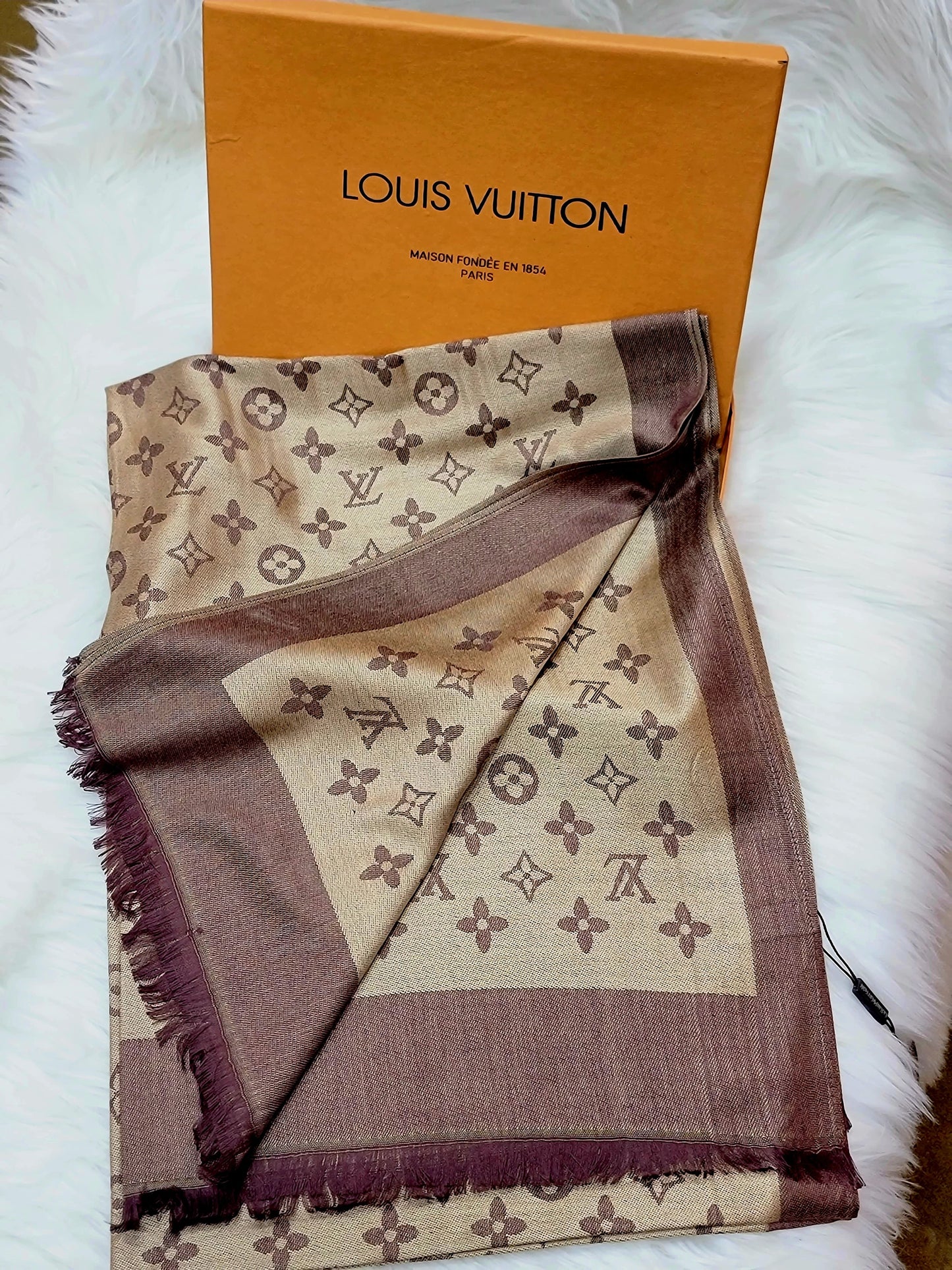 LOUISE VUITTON SCRAF WITH BRAND BOX