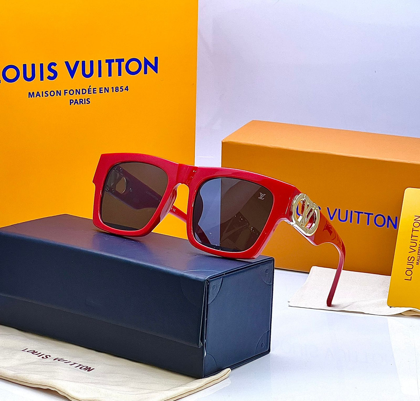 LOUISE VUITTON LADIES MODEL SUNGLASSES