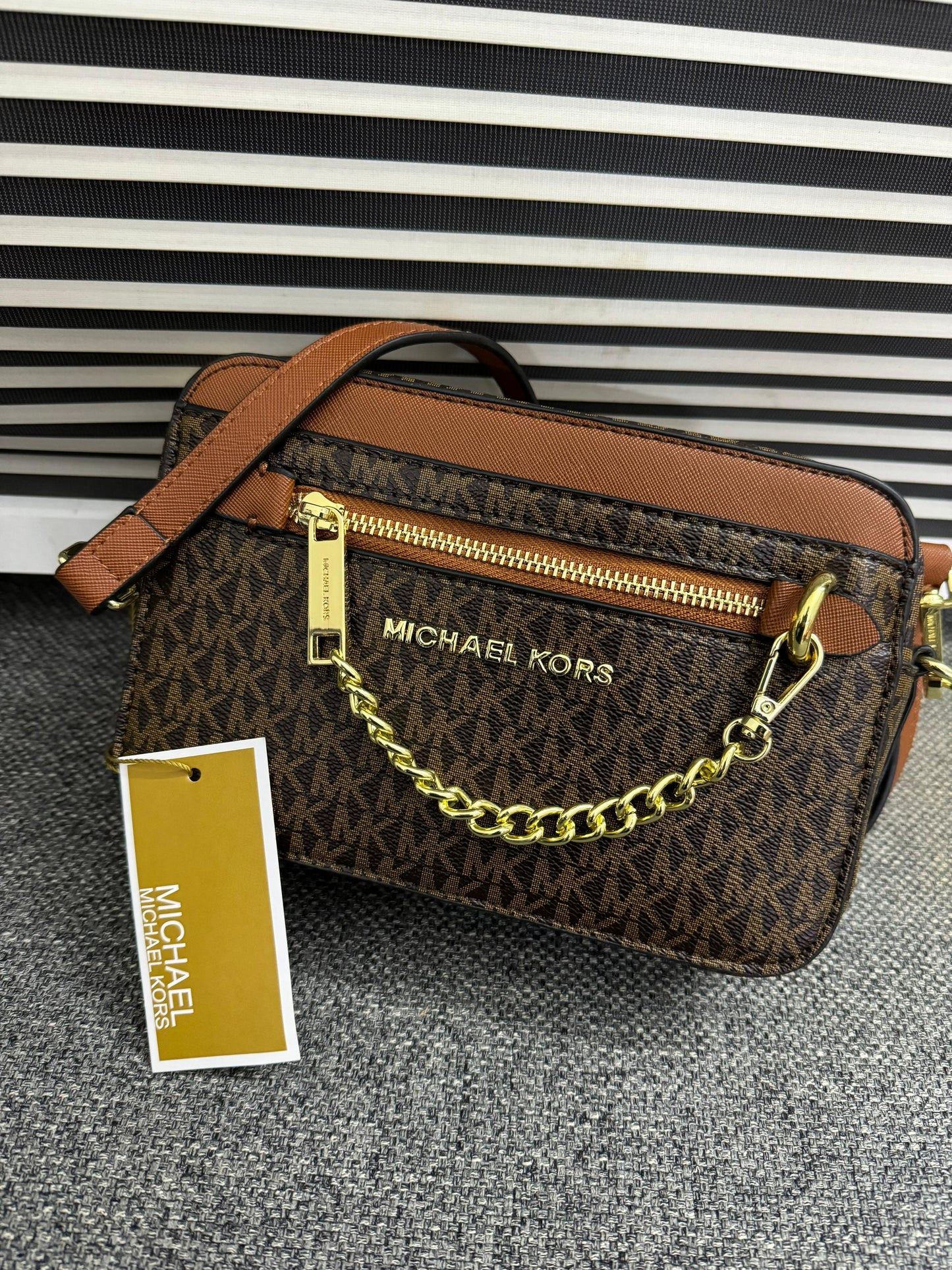 MICHAEL KORS
JET SET LARGE LOGO CROSSBODY BAG