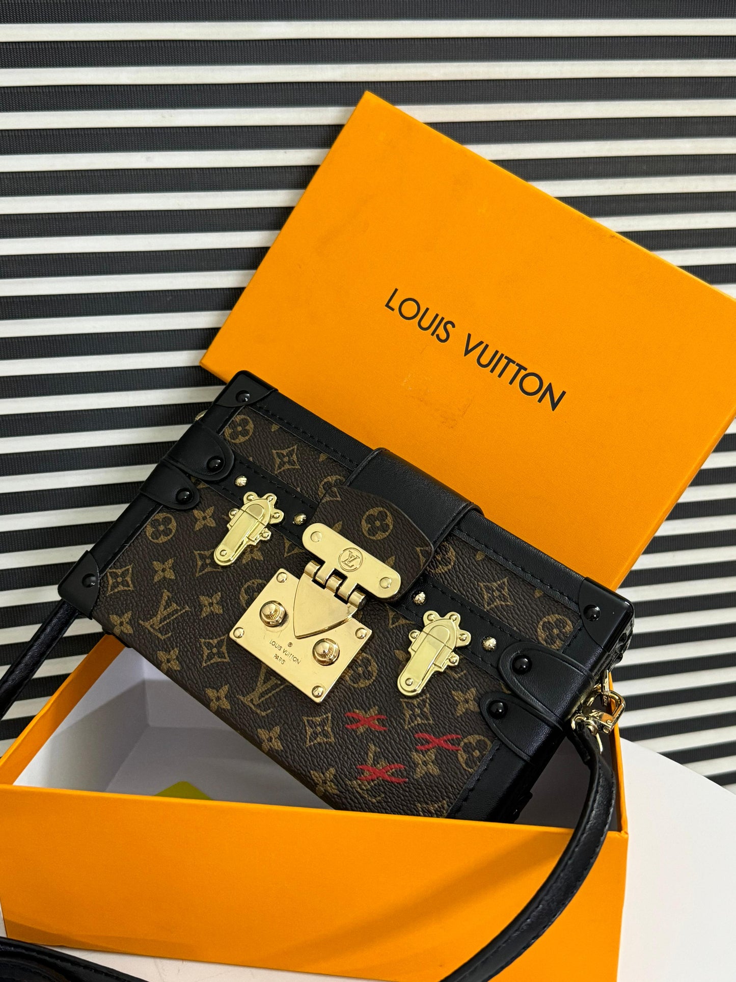 LOUISE VUITTON PETITE MALLE