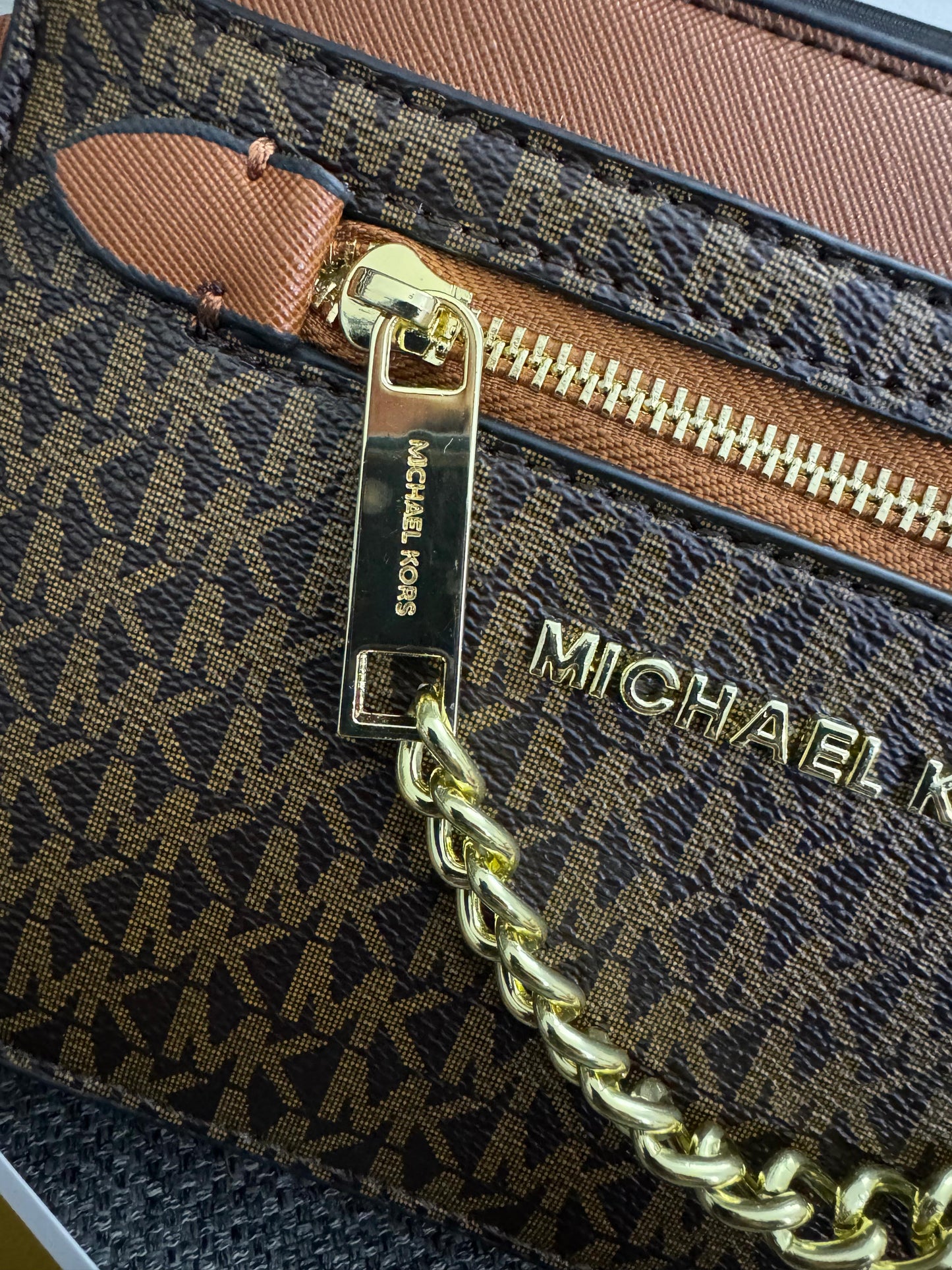 MICHAEL KORS
JET SET LARGE LOGO CROSSBODY BAG