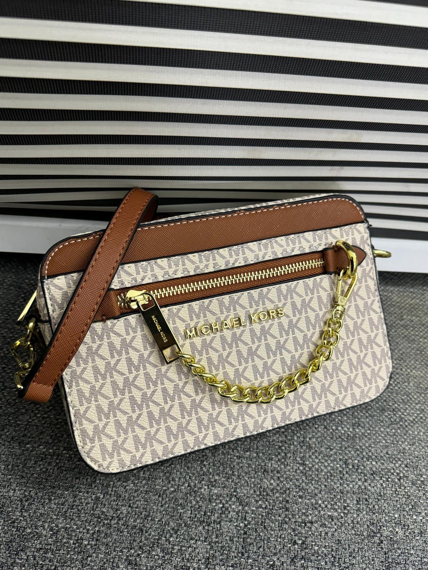 MICHAEL KORS
JET SET LARGE LOGO CROSSBODY BAG