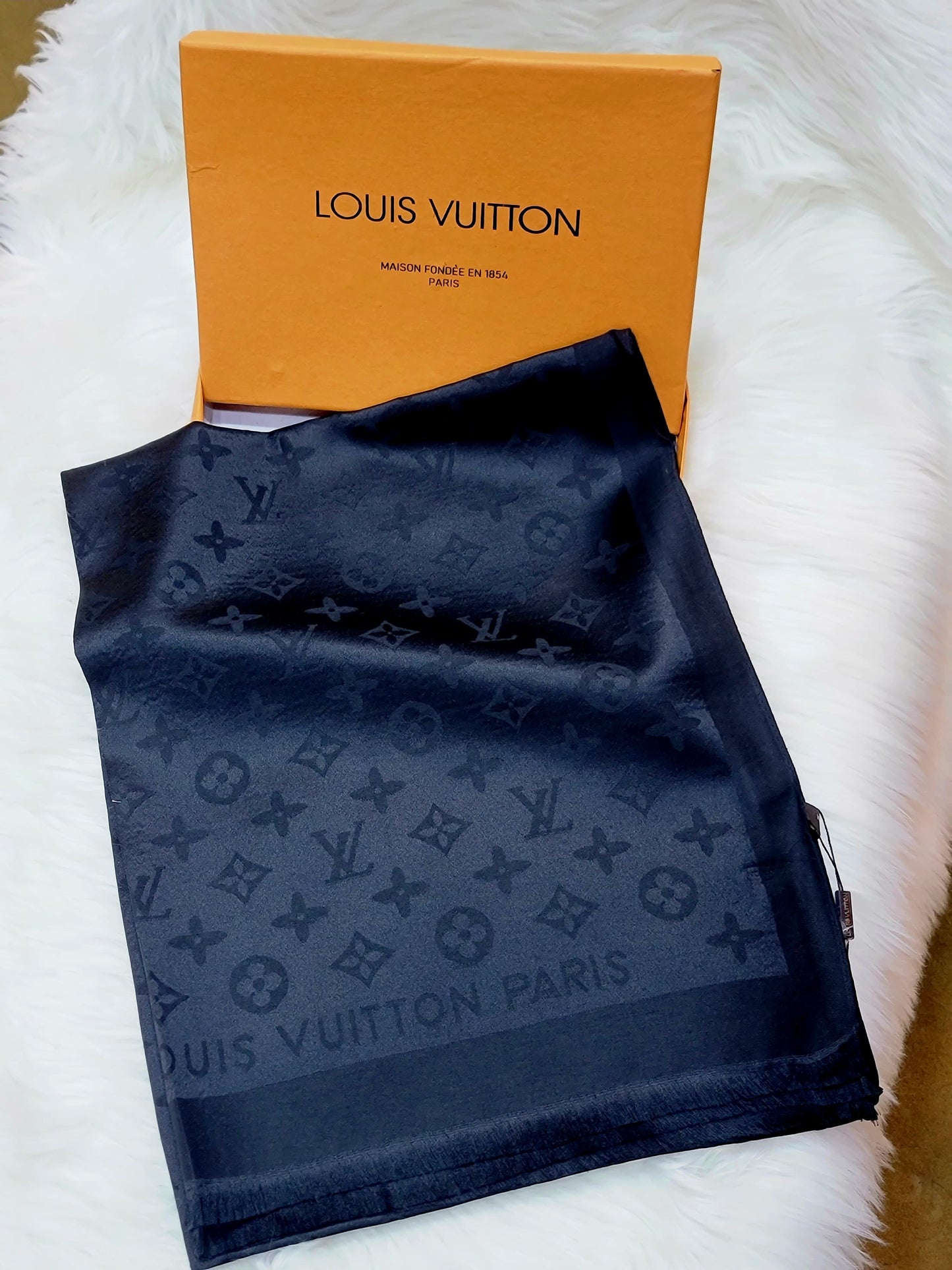 LOUISE VUITTON SCRAF WITH BRAND BOX