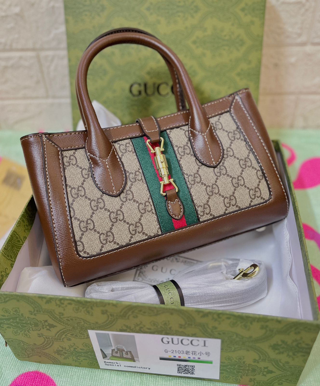 GUCCI SMALL TOTE WITH PISTON CLOSURE